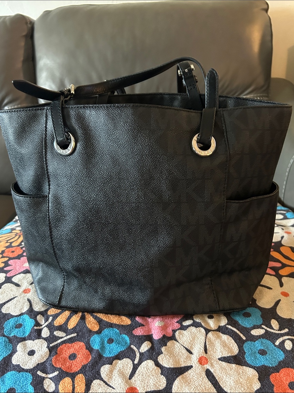 Michael Kors Black Signature Tote with MK Charm - Picture 4 of 11